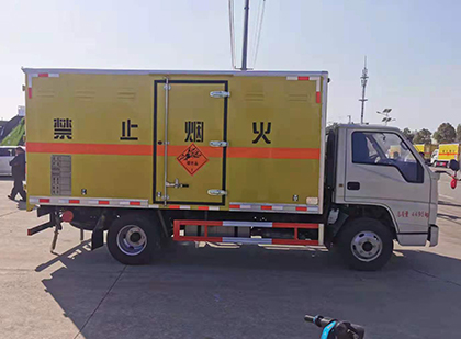 铁门关爆破器材运输车工人安全操作规范与智能技术保障